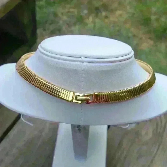 VTG Signed Monet Runway Collectable 70s goldtone Choker Omega Snake Necklace - Picture 9 of 17